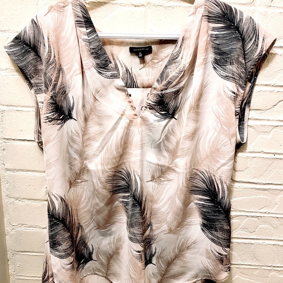 Dynamite Blouse - Picture 1 of 2